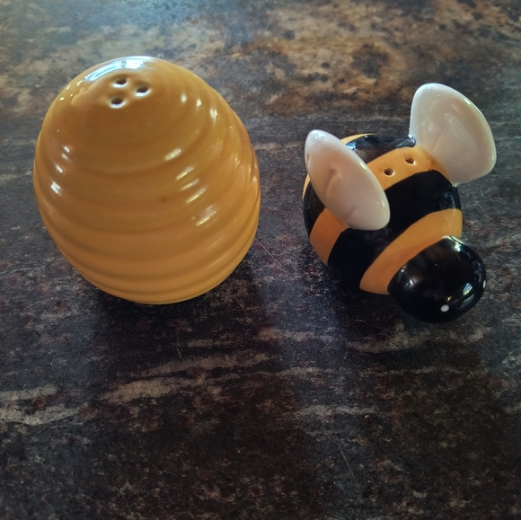 Bee & Hive salt & pepper shakers - Picture 2 of 4